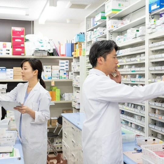 薬を探す薬剤師たち