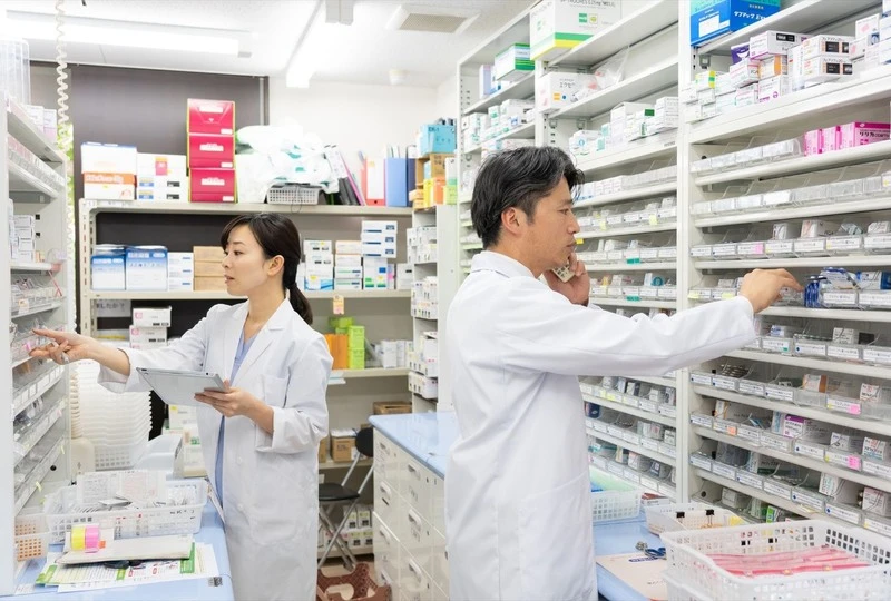 薬を探す薬剤師たち