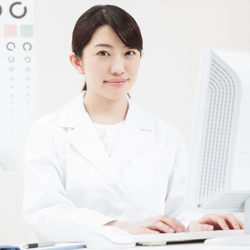 受付でパソコンを操作する女性