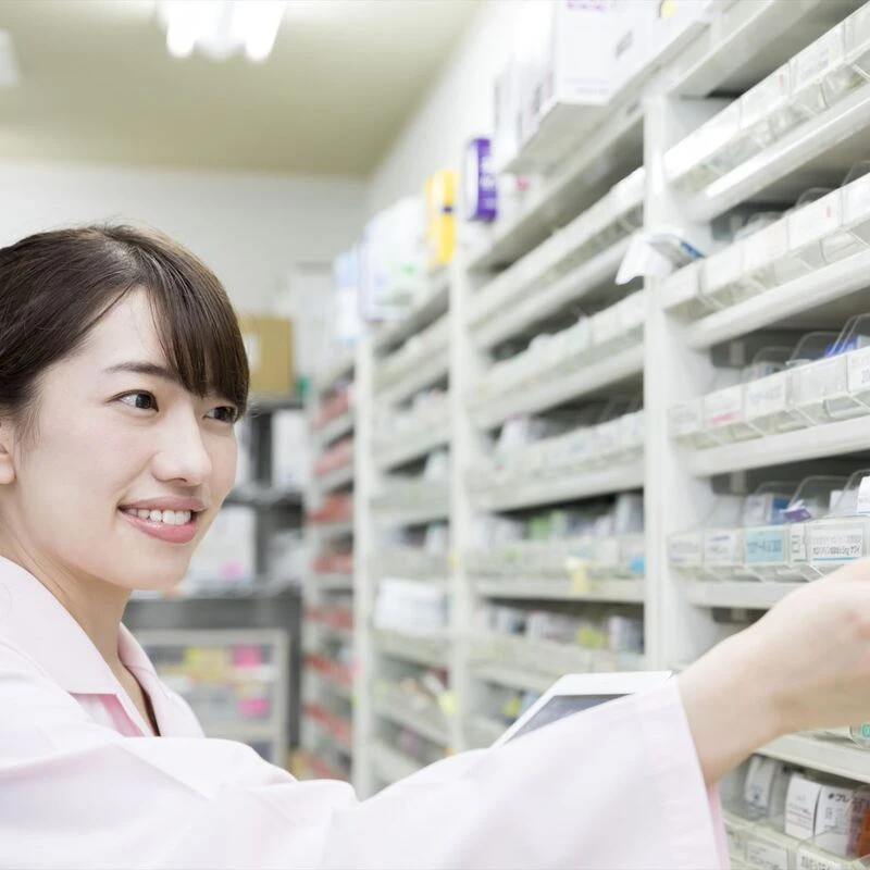 薬を探す薬剤師