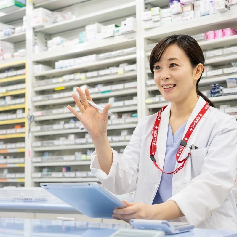 話をする女性薬剤師