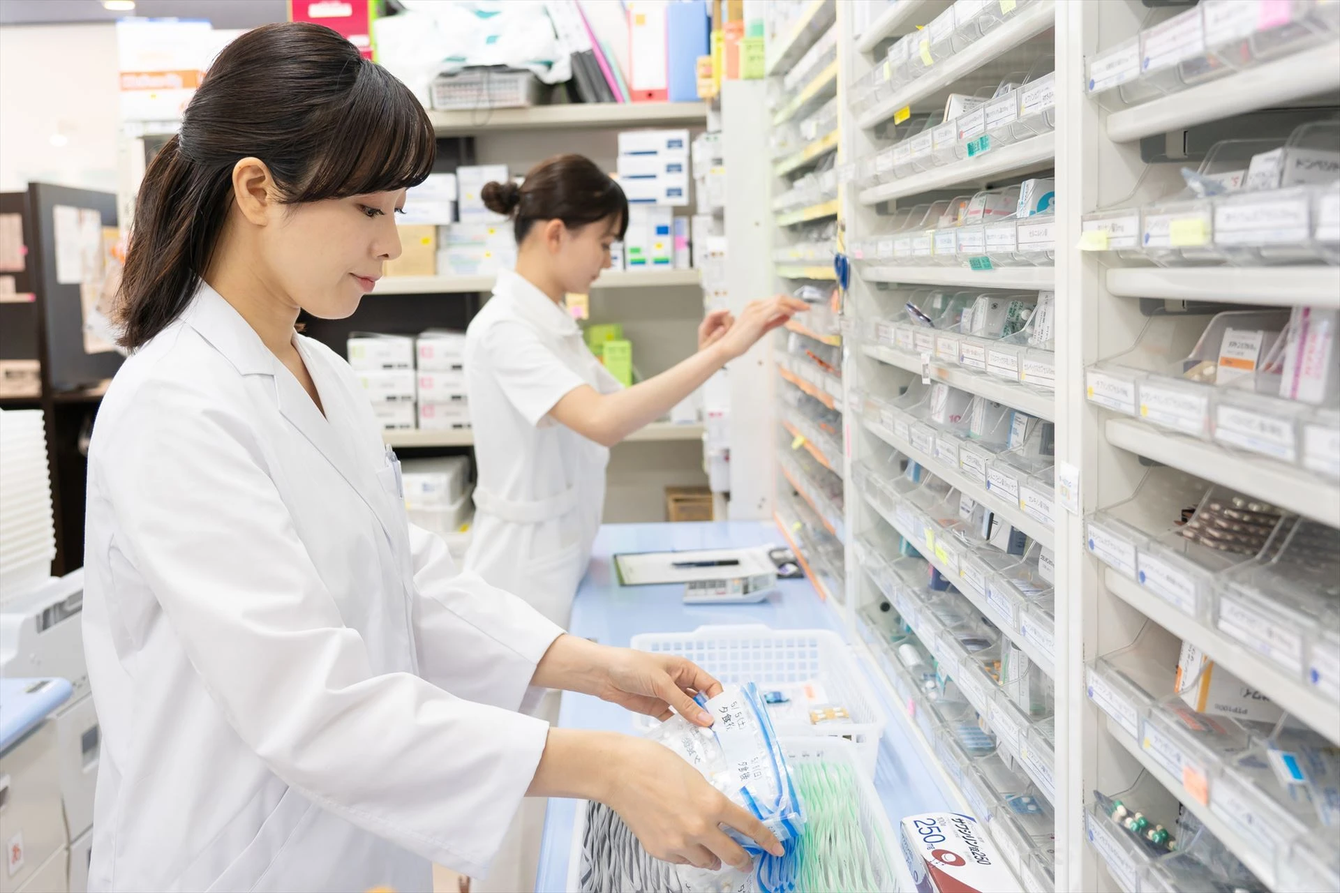 薬を手に取る男性薬剤師