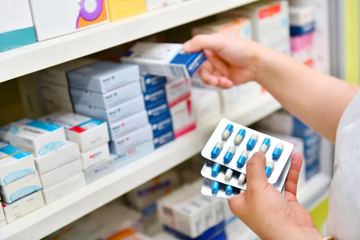 薬を探す薬剤師たち